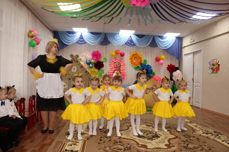 Праздник весны младшая группа сценарий. Дети танцуют в детском саду.